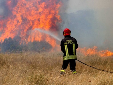 https://www.eolopress.it/index/wp-content/uploads/2012/08/Incendio_e_pompiere.jpg