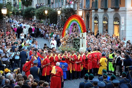 https://www.eolopress.it/index/wp-content/uploads/2013/12/Salerno_processione_San_Matteo.jpg